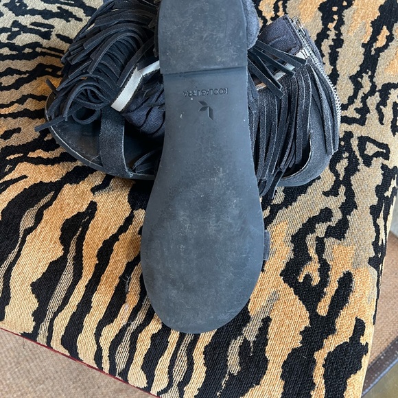 Gently worn, Koolaburra fringe sandals, size 9 - Picture 3 of 3